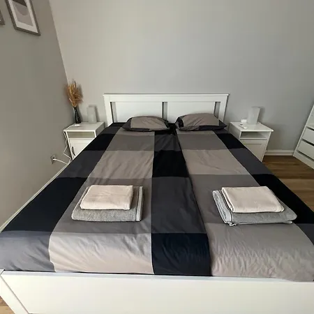Banana Apartment Split