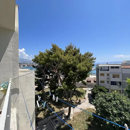 Banana Apartment
